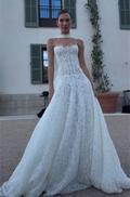Customized White A-Line Wedding Dresses Strapless Sleeveless Lace Flower Bridal Gowns Elegant Court Train Wedding Gowns