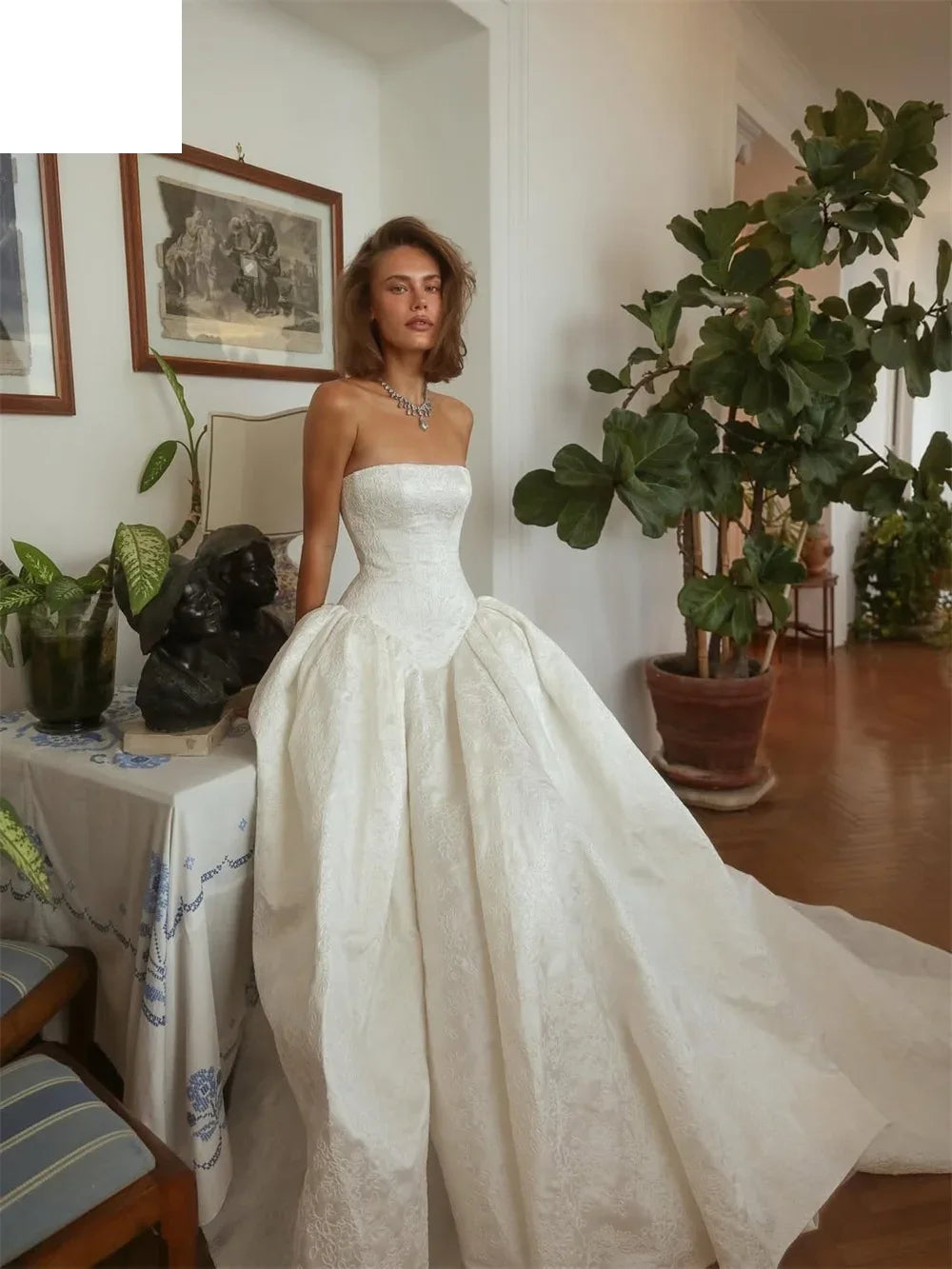 Customized White Strapless Wedding Dresses Elegant Sleeveless Lace-Up Back Bridal Gown A-Line Court Train Wedding Gown