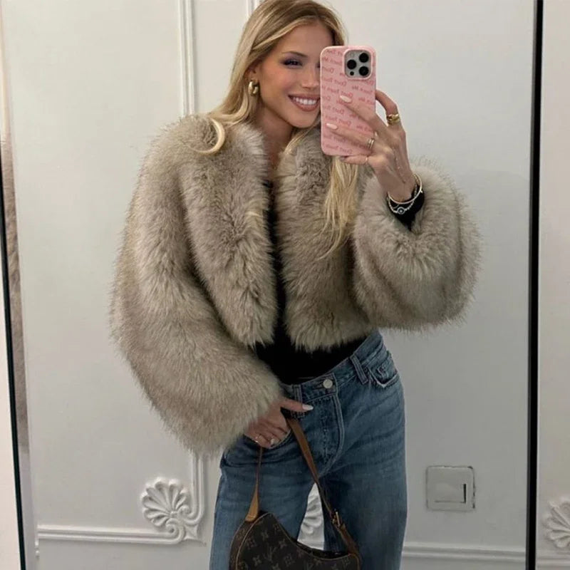 Iconic Street Fashion Week Luxury Brand Gardient Cropped Faux Fur Coat Women Winter 2026 Hot Cool Girls Fluffy Short Fur Jacket