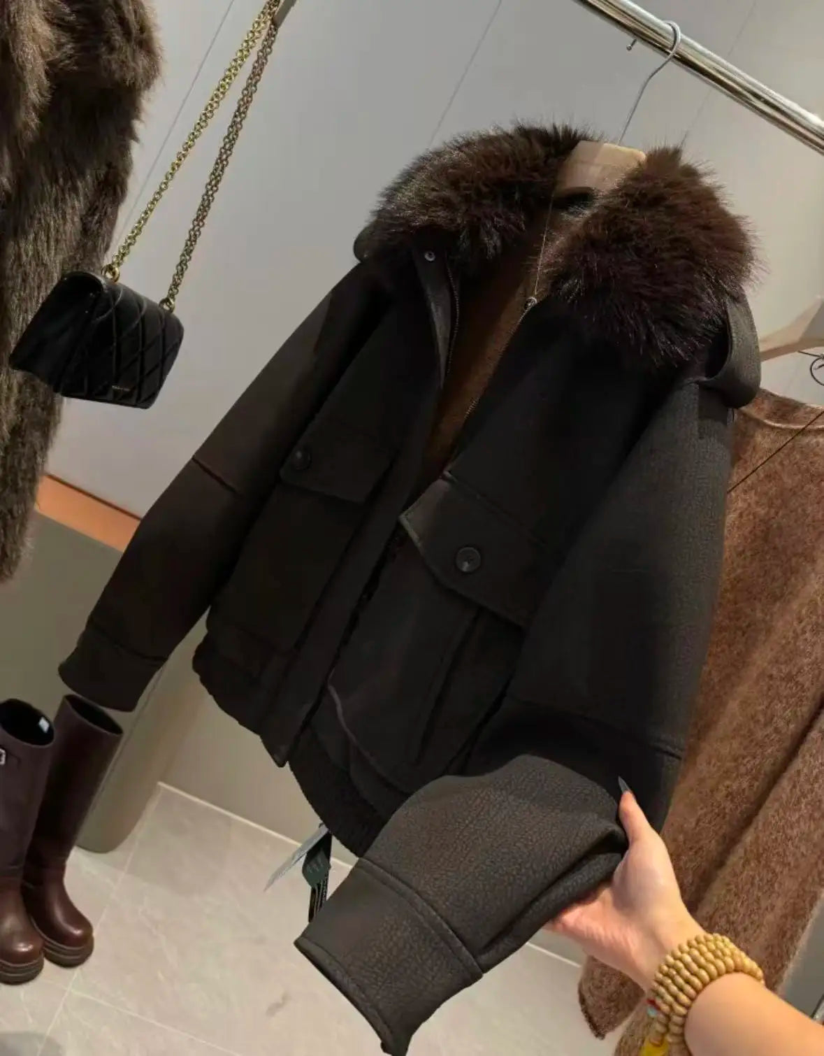 Original for Autumn/winter Women's Collection, A Detachable Wool-neck Jacket with A Fleece Leather Effect Can Be Worn