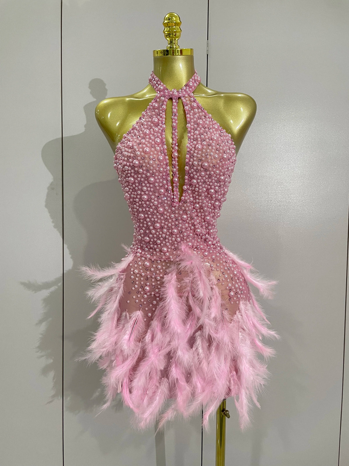 Women Sexy Celebrate Birthday Dress Luxury Rhinestones Pearls Feathers Halter Backless Short Dress Nightclub Bar Stage Costume